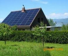 太陽能發(fā)電與光伏設(shè)備全解析 從發(fā)電原理到系統(tǒng)應(yīng)用